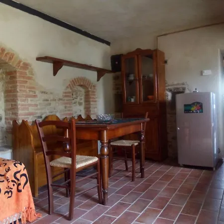 Santa Vittoria Sleeps 4 *